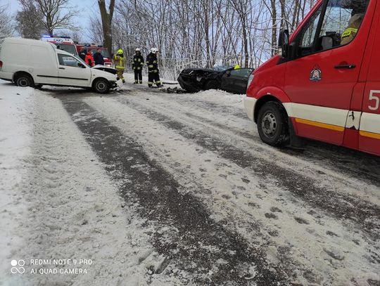 Groźny wypadek z udziałem pojazdu Starostwa Powiatowego. Dwie osoby trafiły do szpitala 