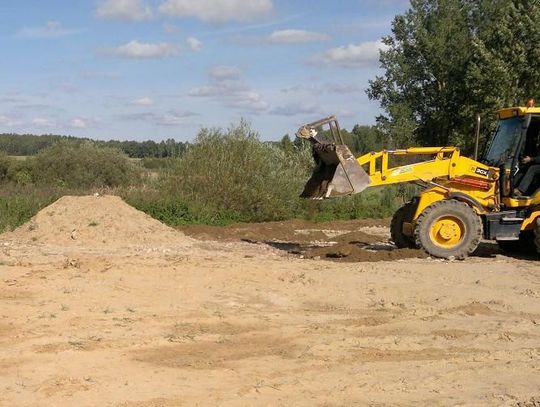 Gruzowisko podzieliło mieszkańców - boją się, że w pobliżu domów zakopano niebezpieczne odpady