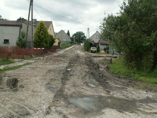 Grzęzną w błocie  - mieszkańcy oburzeni pracami przy budowie kanalizacji