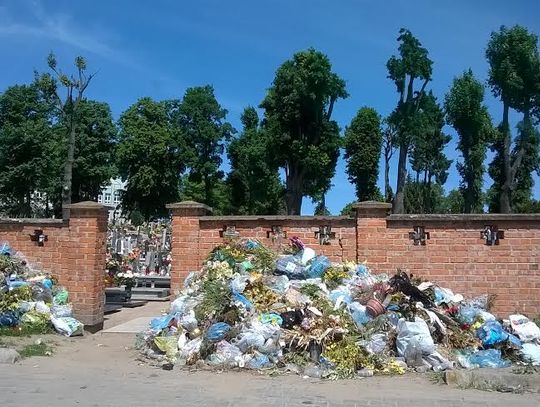 Hałdy śmieci zalegają przy cmentarzu. Niechlubne wysypisko w centrum miasta 