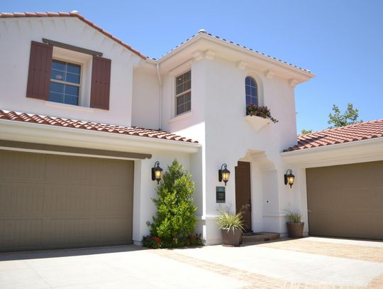 Iniekcja ciśnieniowa – Skuteczna metoda na zabezpieczenie budynku przed wilgocią i uszczelnienie konstrukcji