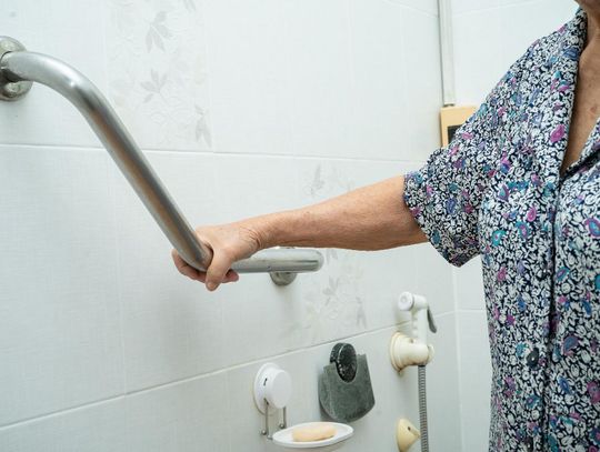 Jak dobrze wybrać poręcze dla niepełnosprawnych do domowej łazienki?