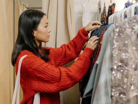 Jak kupować ubrania, aby były modne długo?