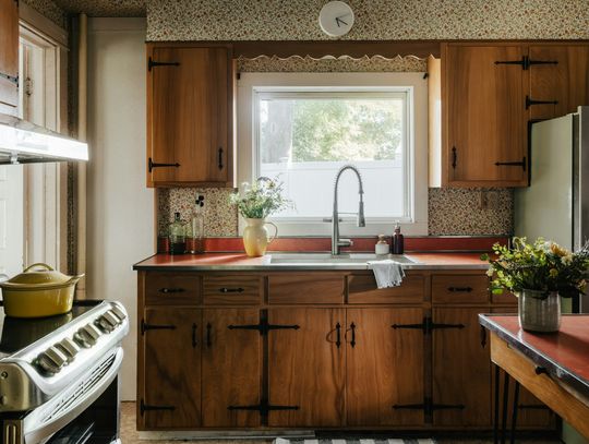 Jak odnowić drewniane meble w kuchni?