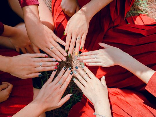 Jak wybierać lakiery hybrydowe? Poradnik dla początkujących