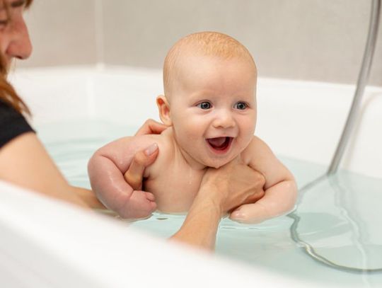 Jak wykąpać małe dziecko? Te wskazówki musisz znać!