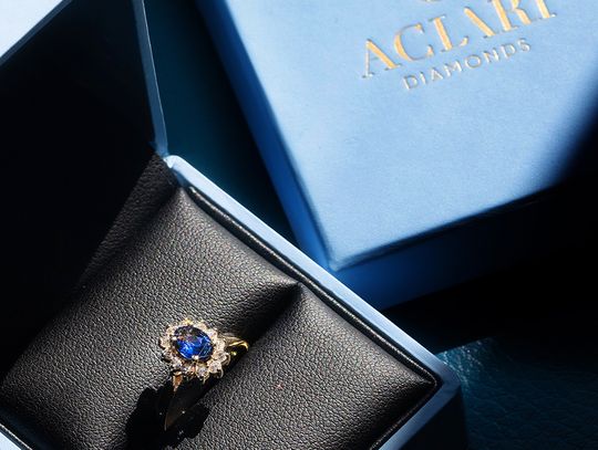 Jakie korzyści daje wybór złotego pierścionka zaręczynowego?