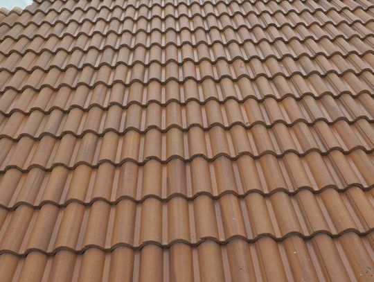 Jakie są trwałe rozwiązania w renowacji dachu? Farba do dachówki w praktyce