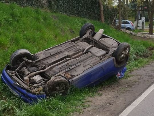 Jechał zbyt szybko i doprowadził do wypadku. Razem z 18-latkiem w pojeździe było trzech pasażerów