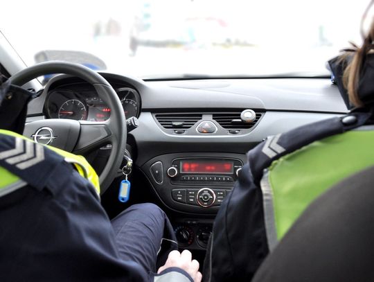 Jechała na kapciu i na podwójnym gazie. 18-latka w czerwcu odebrała prawo jazdy 