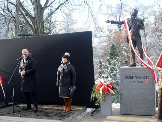 [FOTO] Jeden z najpiękniejszych pomników Józefa Wybickiego odsłonięty w Skarszewach