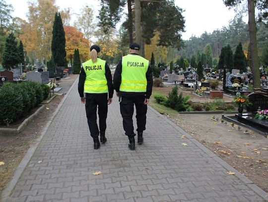 Już niedługo Dzień Wszystkich Świętych. Policjanci apelują o ostrożność podczas wizyt na cmentarzach