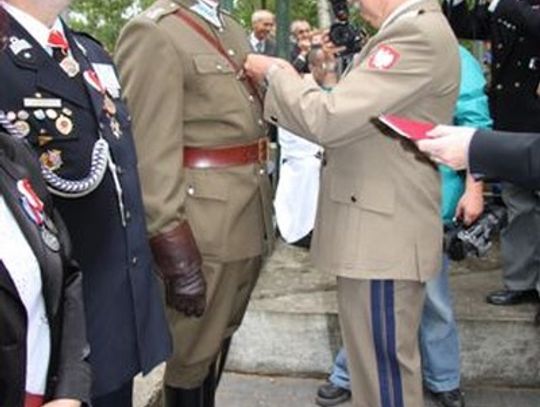 Kawalerzyści ochotniczo promują Kociewie. Patriotyczna lekcja na polu szarży