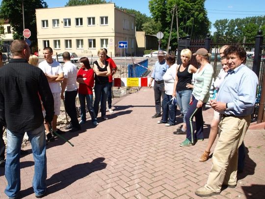 Kładką do bankructwa. Czy urzędnicy lubią sklepikarzy?