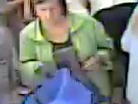 Kobieta ze zdjęcia ukradła portfel. Jest poszukiwana przez policję