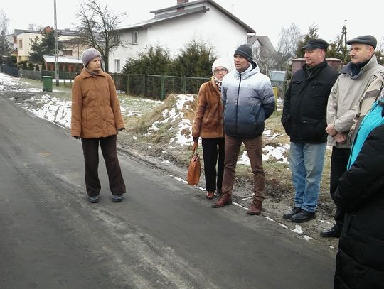 Koleiny, błoto i pył. Przez lata czekają na remont drogi 