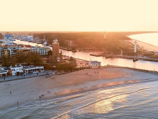 ALT: Kołobrzeg apartamenty – widok na plażę w Kołobrzegu z lotu ptaka