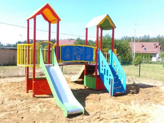Kolorowo i bezpiecznie. Nowe urządzenia na placu zabaw przy ulicy Słowackiego
