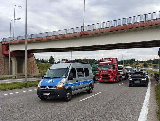 Kompletnie pijany kierowca ciężarówki zasnął za kierownicą na obwodnicy Trójmiasta. Mieszkaniec Tczewa stanie przed sądem