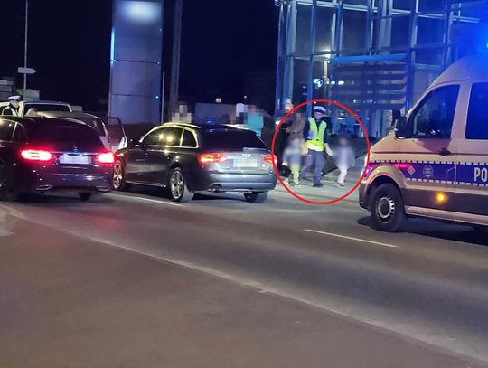 KONTROWERSJE: Kierowcy zatrzymali pijaną kobietę, która wiozła dwójkę dzieci!