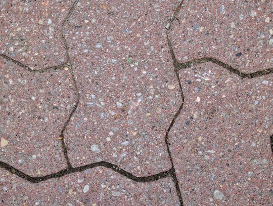 Kostka brukowa wokół domu w Lublinie – jak zaplanować ścieżki, taras i strefę wejściową?