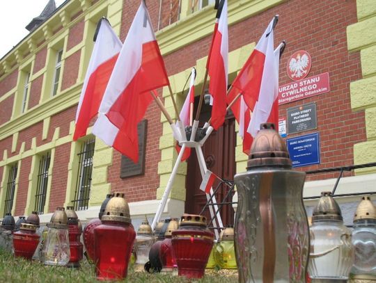 Koszty upamiętnienia. Urząd wystawia fakturę za wystawienie na trawniku tablicy smoleńskiej