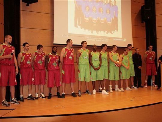 Koszykarze zielono-czerwoni a trenerzy na czarno