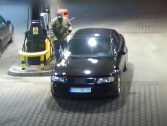 Kradli paliwo. Wszystko zarejestrowała kamera. Sprawców szuka policja [FILM]