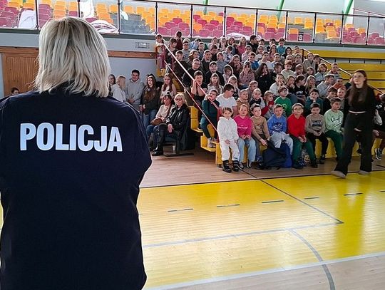 Kręci mnie bezpieczeństwo w zimie. Policjantka i Młodzieżowa Rada Miasta edukują najmłodszych