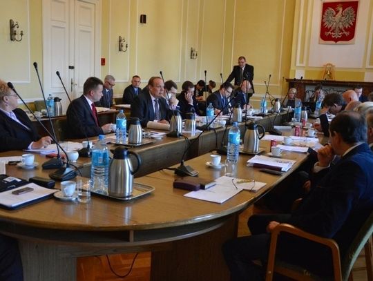 Kto pyta nie błądzi. Kto nie pyta, ten tylko siedzi...? Statystki zebrane z posiedzeń Rady Miasta Starogard Gdański