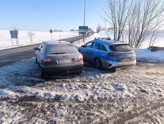 Ktoś zaparkował pojazd na środku... skrzyżowania. Policjanci odholowali pojazd i ustalają, kto nim kierował