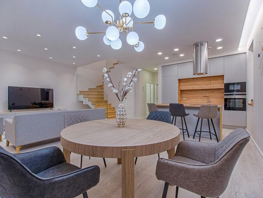 Lampa wisząca jako serce wnętrza – jak dobrać idealny model do stylu swojego domu?