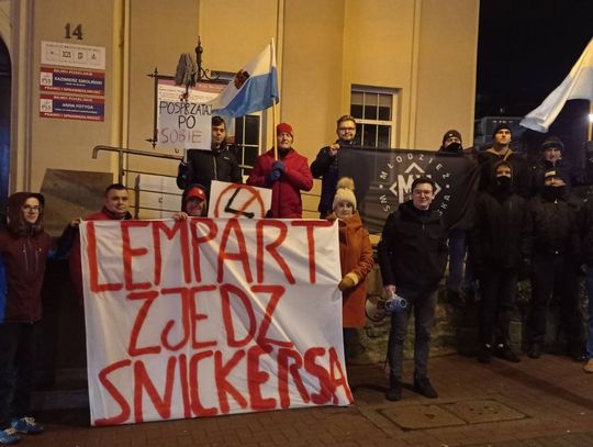 „LEMPART ZJEDZ SNICKERSA!” – pikieta w Tczewie. Ostra walka na okrzyki i transparenty [FOTO, FILM]