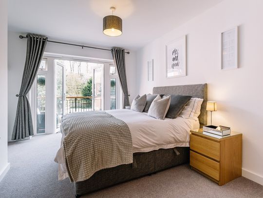 Łóżka tapicerowane - jak stworzyć sypialnię marzeń?