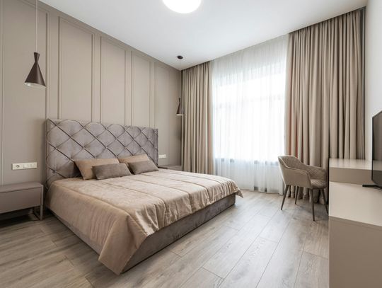 Łóżko tapicerowane z pojemnikiem – czy warto dopłacić za dodatkowe miejsce na przechowywanie?