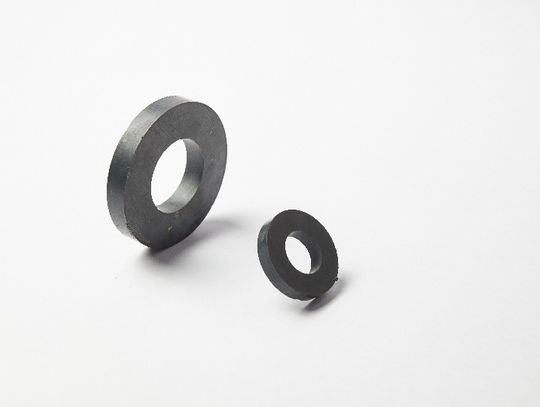 Magnesy ferrytowe (ceramiczne): wybór, zastosowania, porady