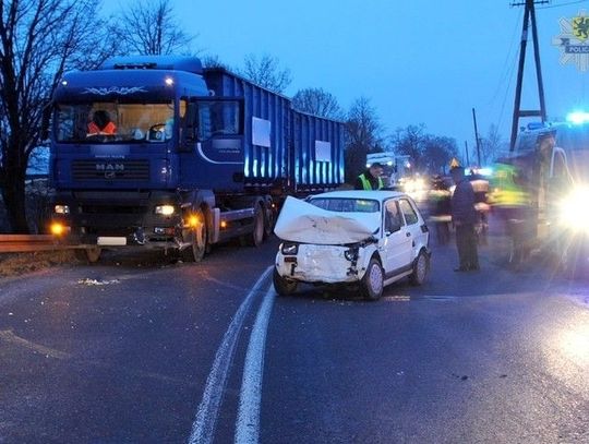 Maluch zderzył się z ciężarówką. 2 osoby ranne!