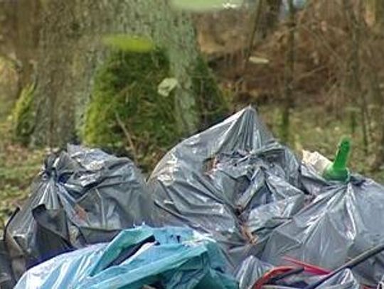 Martwe zwierzęta  w workach! Kto zostawił je w lesie? 