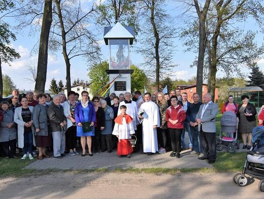 Maryja spogląda i błogosławi mieszkańcom