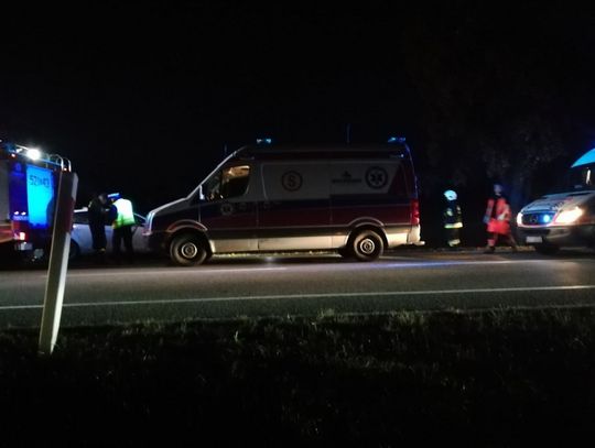 Mężczyzna leżał na drodze. Kawałek dalej leżał motorower. Służby ratunkowe zawiadomiły przypadkowe osoby 