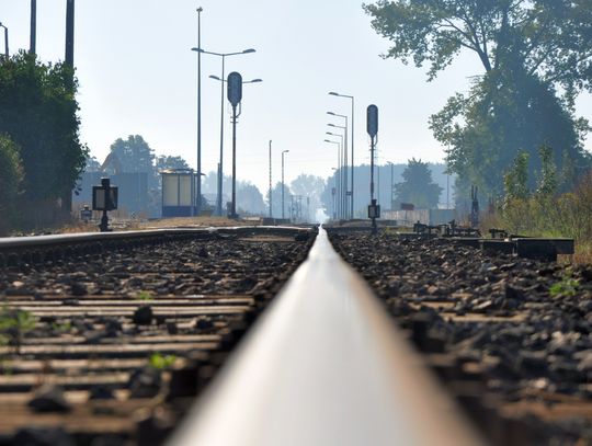 Mężczyzna potrącony przez pociąg stracił nogi...