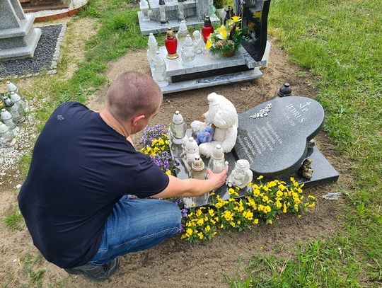 Miał zaledwie 8 miesięcy. Został porzucony w foliowym worku na torowisku. Prokuratura umorzyła sprawę 