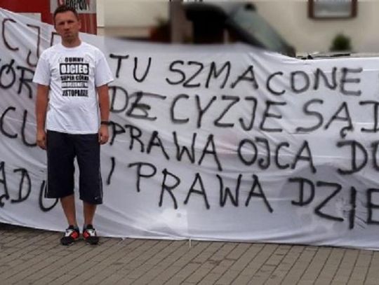 Mieli jechać na wakacje. Ojciec czeka pod bramą