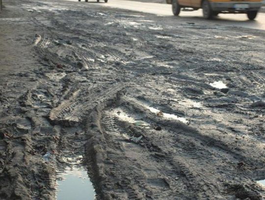 Mieszkańcy grzęzną w błocie, a urzędnicy toną w procedurach 