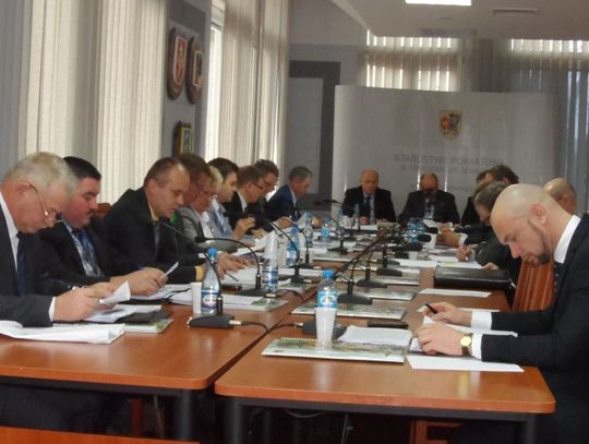 Milczą jak zaklęci? Rada Powiatu pod lupą. Jak często radni pytają o sprawy mieszkańców?