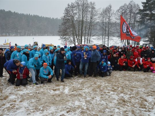 Miłośnicy lodowych kąpieli zjechali do Skarszew