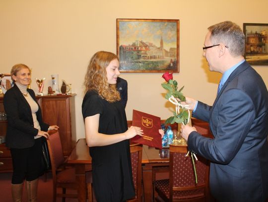 Mistrzowie Polski ze Starogardu.Wiktoria Wierzba i Dominik Pieniaszek otrzymali nagrody.