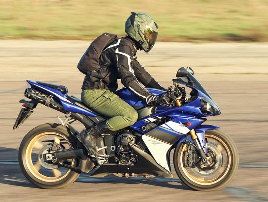 Młody motocyklista jechał w terenie zabudowanym 114 km/h! Stracił prawo jazdy i dostał wysoki mandat 