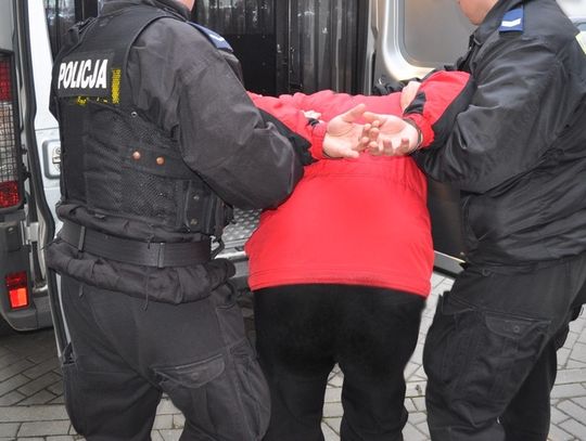 Młodzi mężczyźni napadli na sklep. Prokuratura zastosowała wobec nich dozór policyjny