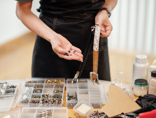 Modne bransoletki z pereł: jak je wykonać samodzielnie?